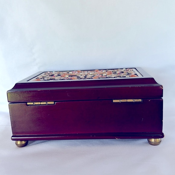 LIKE NEW ❤️ STUNNING STONES EMBROIDERY LID TIMELESS CLASS CHARM WOODEN MUSIC BOX - Picture 7 of 15